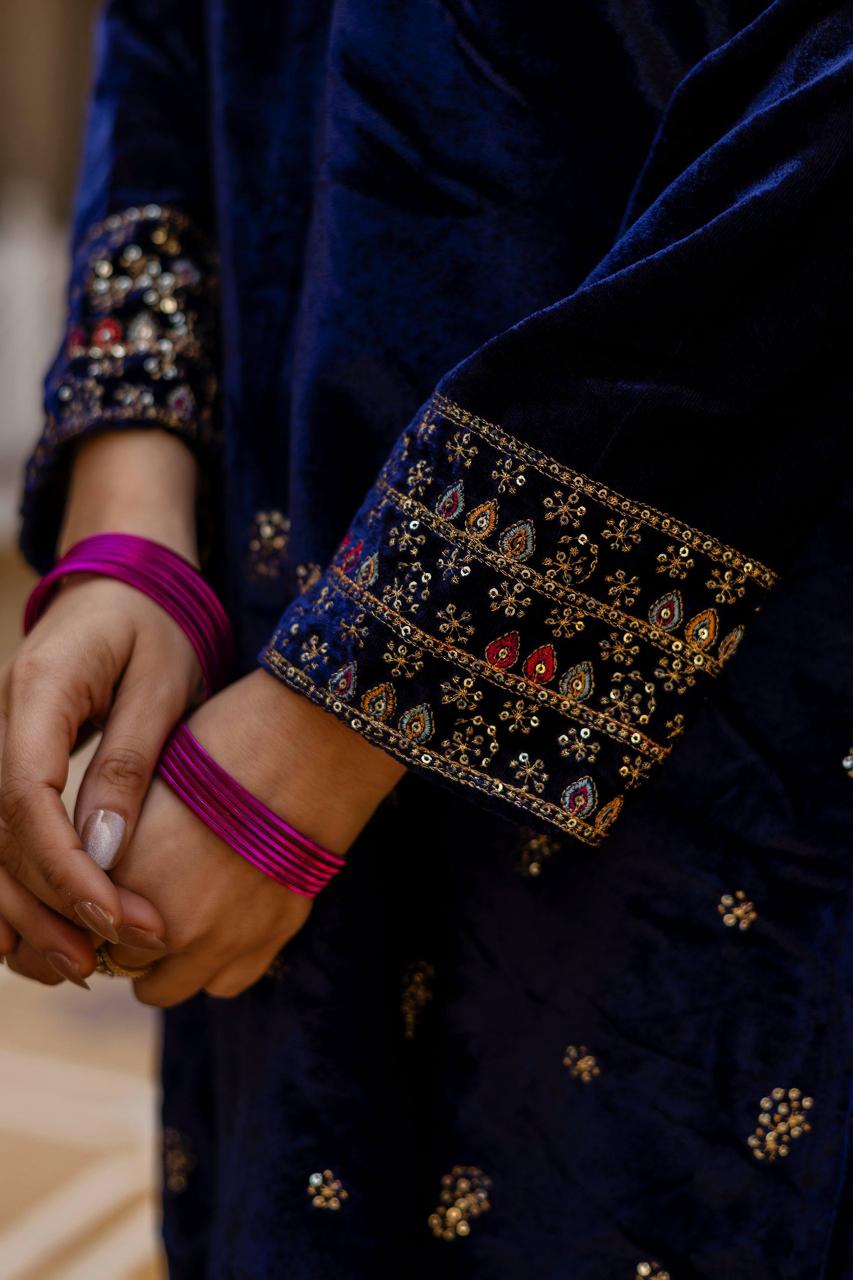 velvet kurti, dupatta & pent